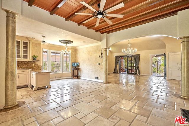 424 N Arden Boulevard, Los Angeles CA: https://media.crmls.org/mediaz/c9daed93-4f2a-4fe4-be0b-5f0aaeced8b4.jpg