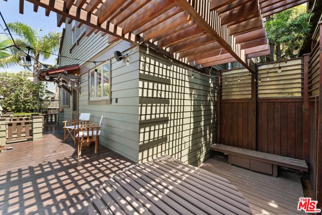 21 Park Avenue, Venice CA: https://media.crmls.org/mediaz/c9db38bc-2922-4e48-88de-ced3b4485f76.jpg