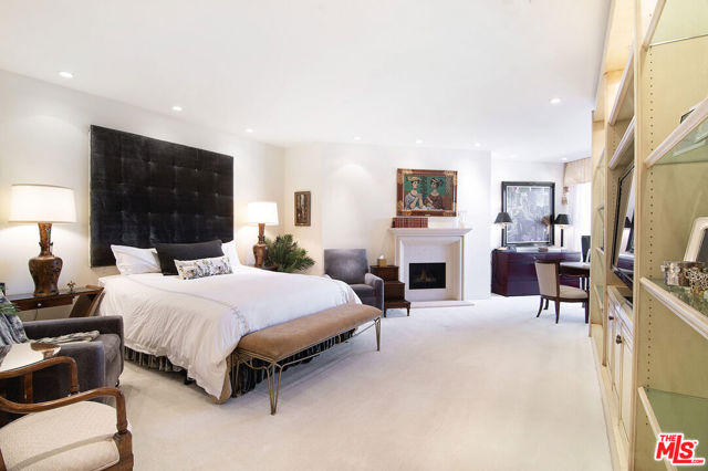 10430 Wilshire Boulevard, Los Angeles CA: https://media.crmls.org/mediaz/c9dc3b2e-fe8b-42cc-82a4-f1f83f7839ae.jpg