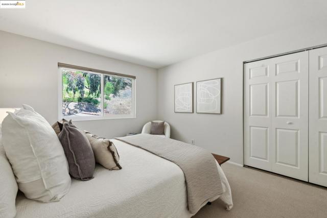 93 Thousand Oaks St, Oakland CA: https://media.crmls.org/mediaz/c9dc6e0c-d247-4ffe-aa8d-0a2afe214904.jpg