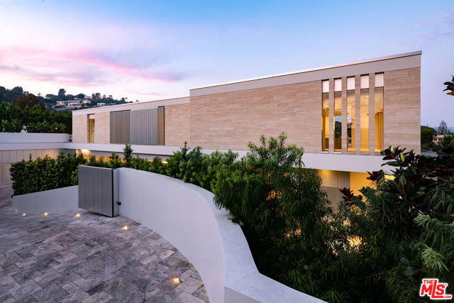 642 Perugia Way, Los Angeles CA: https://media.crmls.org/mediaz/c9dc9c51-3f96-4bdf-9c3d-dc6bded2240e.jpg