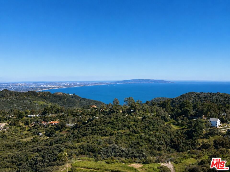 https://media.crmls.org/mediaz/c9dcd439-186c-4989-b119-aa64a2573c92.jpg?preset=X-Large