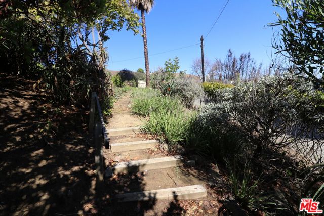 20776 Big Rock Drive, Malibu CA: https://media.crmls.org/mediaz/c9dd64d3-4fac-4bc3-aec3-6fcf29de6be1.jpg