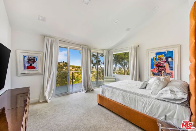2600 Carman Crest Drive, Los Angeles CA: https://media.crmls.org/mediaz/c9ddc317-9cba-4580-8b75-a1699eb9dbc4.jpg