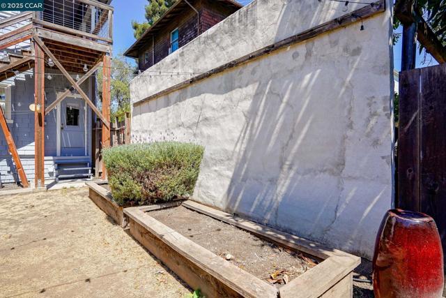 2006 Parker St, Berkeley CA: https://media.crmls.org/mediaz/c9ddcb11-1a18-4c46-a831-902c0d1aafc1.jpg