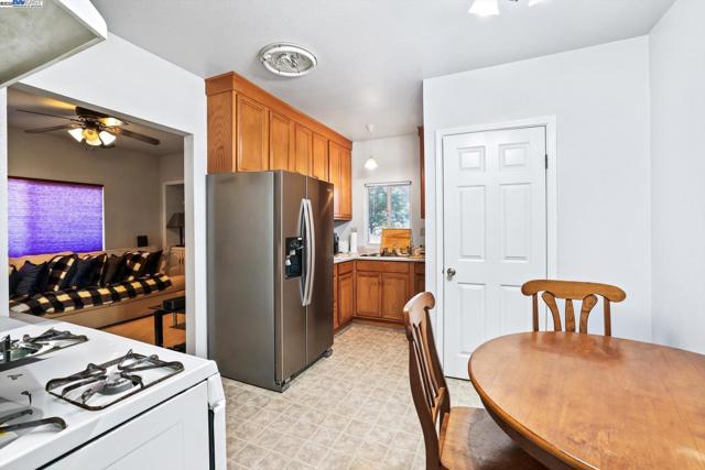 835 Apgar St, Oakland CA: https://media.crmls.org/mediaz/c9ddfcc7-39ad-493e-bcc3-e5f473b69eaa.jpg