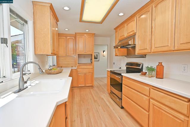Image 16 of 48 For 342 Fenway Dr