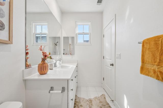 2110 Clement Ave, Alameda CA: https://media.crmls.org/mediaz/c9df2e8a-3d3f-4e2d-a7be-9140b0c84393.jpg
