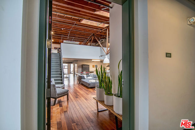1046 Princeton Drive, Venice CA: https://media.crmls.org/mediaz/c9df789a-9bac-4053-b5d7-ad7613ee1e02.jpg