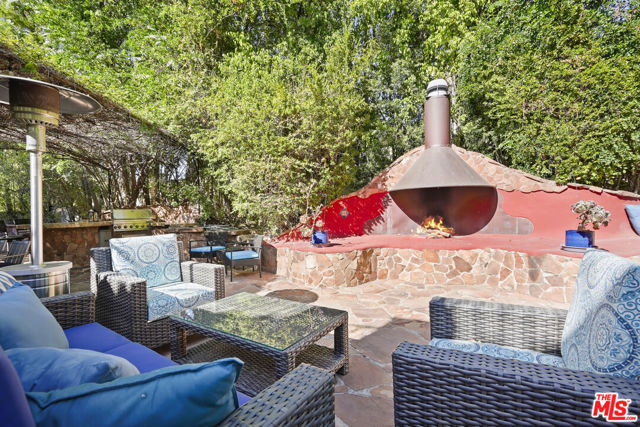 18414 Corazon Circle, Tarzana CA: https://media.crmls.org/mediaz/c9e05d33-ce4c-4f80-b968-17fdf771674a.jpg