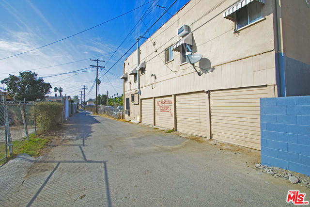 820 W 80th Street, Los Angeles CA: https://media.crmls.org/mediaz/c9e0cbc9-1d4b-48c3-947f-28af65a24200.jpg