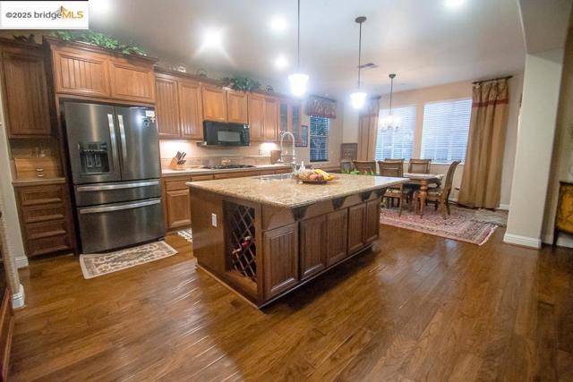 1083 Steeple Blvd, Brentwood CA: https://media.crmls.org/mediaz/c9e1bdad-c477-4bc1-8daa-b6b884d421c8.jpg