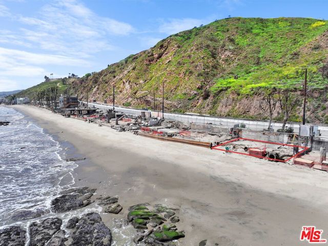 20802 Pacific Coast Highway, Malibu CA: https://media.crmls.org/mediaz/c9e2188f-c766-4c9f-a12d-4424d61bc525.jpg