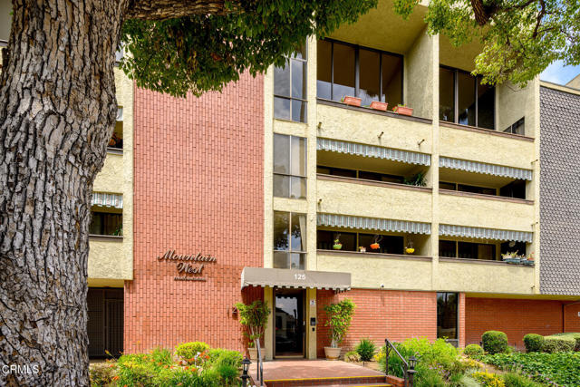 125 W Mountain Street, Glendale CA: https://media.crmls.org/mediaz/c9e4962f-7e58-49e3-909d-dc64f9d5140e.jpg