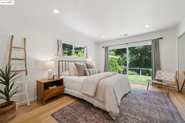 184 Lombardy Ln, Orinda CA: https://media.crmls.org/mediaz/c9e4ba55-407c-4e32-83bb-ed3f7eb72cc7.jpg