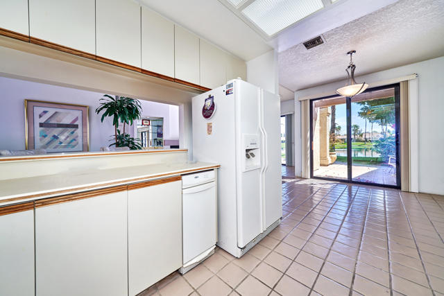 10317 Sunningdale Drive, Rancho Mirage CA: https://media.crmls.org/mediaz/c9e4f465-ec5f-4105-b54c-a5013a75319a.jpg