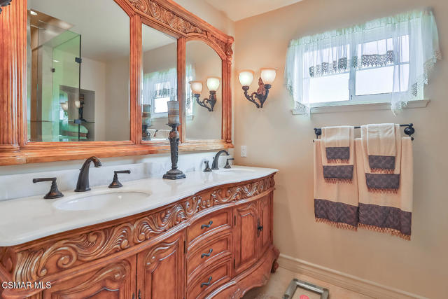 5260 Edgeware Drive, Calabasas CA: https://media.crmls.org/mediaz/c9e59ac8-a744-4338-87bf-d9ceacfff2c3.jpg