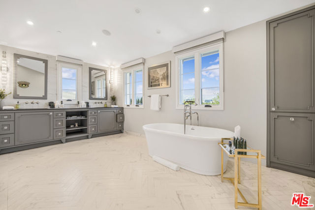 439 S Spalding Dr, Beverly Hills CA: https://media.crmls.org/mediaz/c9e59d71-1e96-4b68-8a37-f8fc867fd5e6.jpg