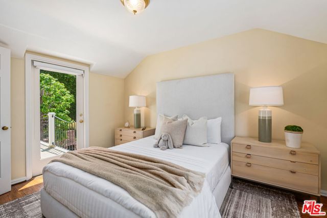 1376 San Ysidro Drive, Beverly Hills CA: https://media.crmls.org/mediaz/c9e60ffb-e69a-4dc4-8529-eb29c3584302.jpg