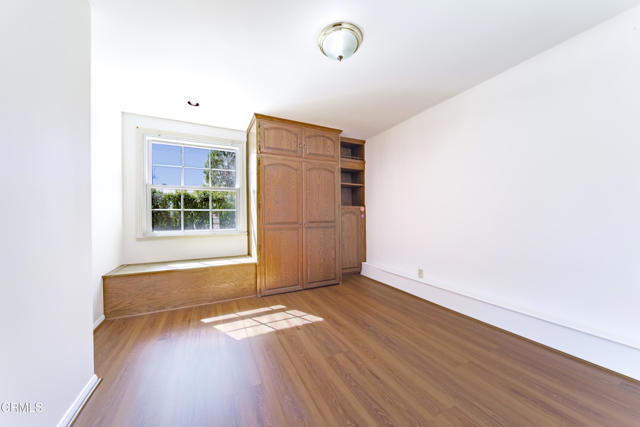 5028 El Adobe Lane, La Crescenta CA: https://media.crmls.org/mediaz/c9e62df1-65bf-4efc-87ea-2be8d471937e.jpg