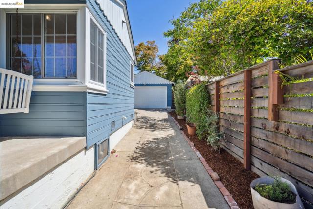 4332 Hyacinth Ave, Oakland CA: https://media.crmls.org/mediaz/c9e6647e-2e12-4b1f-b2e7-53448f89b928.jpg