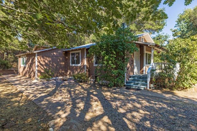 3221 Dolores Dr, Julian CA: https://media.crmls.org/mediaz/c9e6d52b-6ae1-44ac-bc89-4acdbe16c28b.jpg