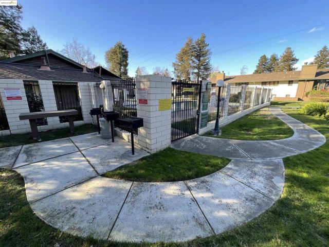 2416 Shadow Ln, Antioch CA: https://media.crmls.org/mediaz/c9e6dd02-b185-4b50-8624-0cba58ed6ed5.jpg