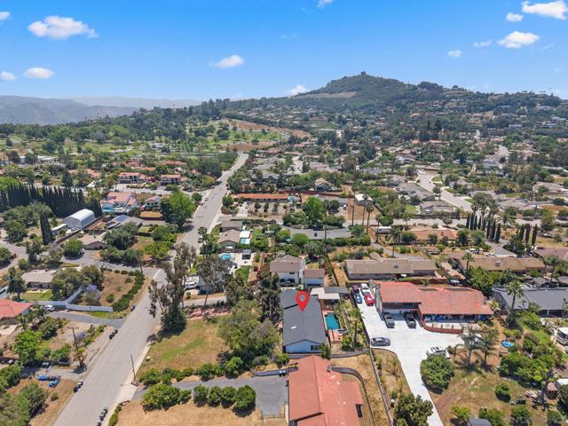 925 Moody Dr, Escondido CA: https://media.crmls.org/mediaz/c9e7590b-9ac9-448f-8944-9b2217fff711.jpg