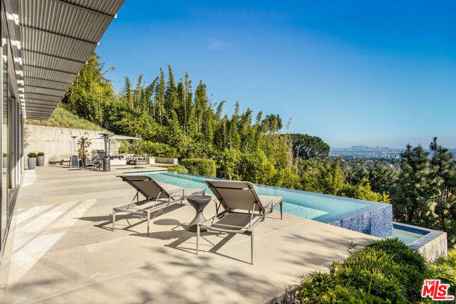 1290 Angelo Drive, Beverly Hills CA: https://media.crmls.org/mediaz/c9e7ac23-c03e-46d5-b179-6adae389eb97.jpg
