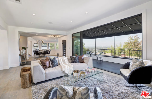 3712 Berry Drive, Studio City CA: https://media.crmls.org/mediaz/c9e835c4-ca8a-4f54-b940-ec40d49431bb.jpg