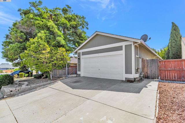 1290 Canterbury, Hercules CA: https://media.crmls.org/mediaz/c9e921cd-7e85-41d9-995f-7c86fdffb08a.jpg