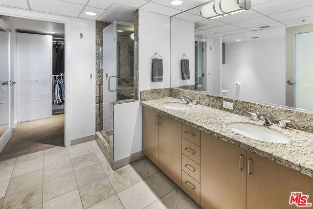 13700 Marina Pointe Drive, Marina del Rey CA: https://media.crmls.org/mediaz/c9e96194-1c9d-4a79-be52-290f3c76c073.jpg