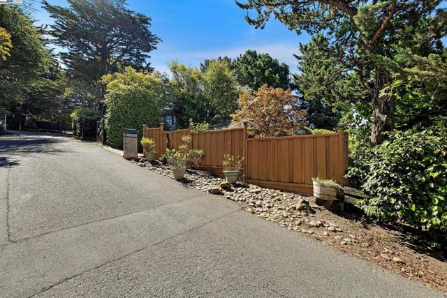 2863 Burton Dr, Oakland CA: https://media.crmls.org/mediaz/c9e98f31-7178-4916-a779-8aa35a2862a4.jpg