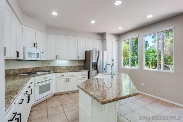 5423 Foxtail Loop, Carlsbad CA: https://media.crmls.org/mediaz/c9e9a9a4-6278-41a6-98c3-668e02acb099.jpg