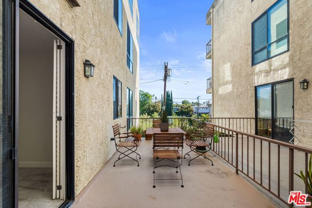 4454 Ventura Canyon Avenue, Sherman Oaks CA: https://media.crmls.org/mediaz/c9e9f7d6-3ed7-4465-80a2-11d0d31dacf9.jpg
