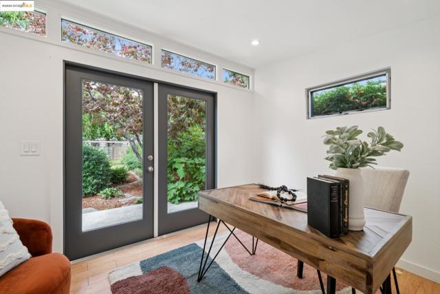 408 Euclid Ave, Oakland CA: https://media.crmls.org/mediaz/c9eb05d1-c6b5-4c9d-8900-f7906b007e63.jpg