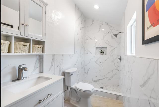 2900 Linden Street, Emeryville CA: https://media.crmls.org/mediaz/c9eb7f2e-0cc9-4133-a89f-027ba08bda27.jpg