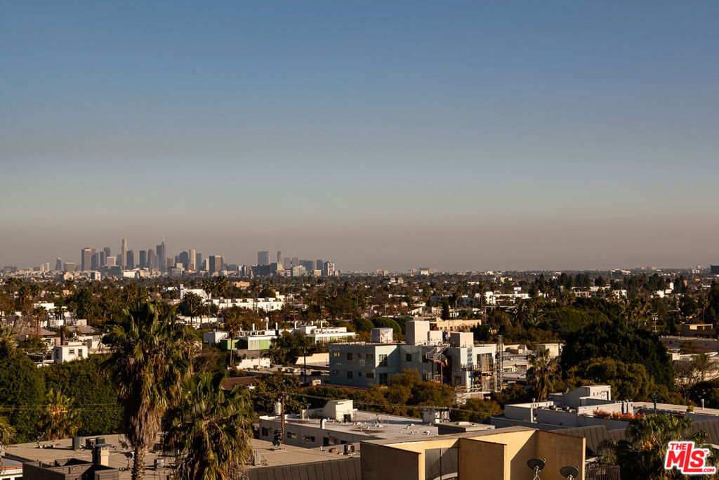 https://media.crmls.org/mediaz/c9edefbe-fa81-46a3-b8c8-5ea4330db571.jpg?preset=X-Large