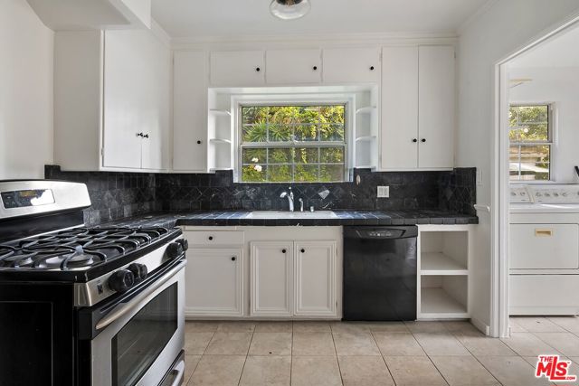 3032 Oakhurst Avenue, Los Angeles CA: https://media.crmls.org/mediaz/c9eecaca-a1d1-43d6-824d-c116ca6886cc.jpg
