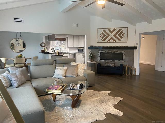 455 Glenncrest Dr, Solana Beach CA: https://media.crmls.org/mediaz/c9f02cf5-319c-45b4-a5e1-afae2a4283d9.jpg