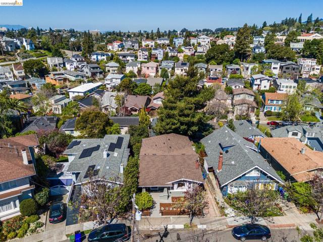 21 Portsmouth Road, Piedmont CA: https://media.crmls.org/mediaz/c9f0cf0e-bb17-496e-b487-577130f7a0d2.jpg