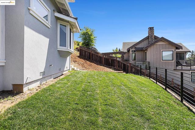 130 Arbor View Ln, Lafayette CA: https://media.crmls.org/mediaz/c9f10498-a626-4163-999d-8ed845b39422.jpg