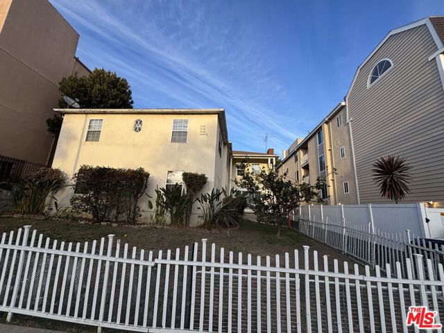 1638 Greenfield Avenue, Los Angeles CA: https://media.crmls.org/mediaz/c9f13494-e775-4379-b259-6e044d830b17.jpg