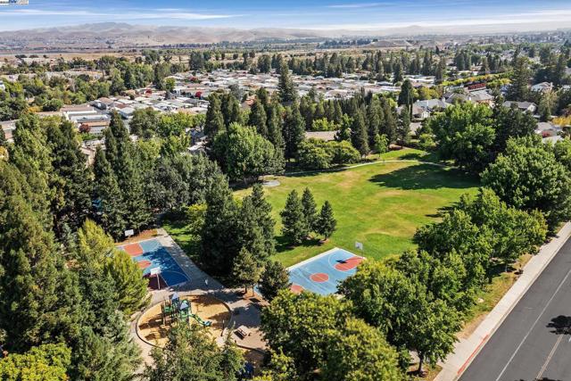 543 Tawny Dr, Pleasanton CA: https://media.crmls.org/mediaz/c9f177d4-fae6-4944-84c9-5f3d2152493d.jpg