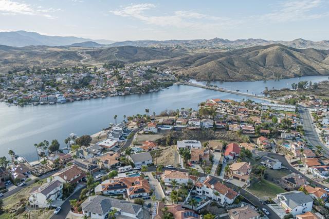 22633 Inspiration Pt, Canyon Lake CA: https://media.crmls.org/mediaz/c9f25d89-aed7-4298-8b75-f969c9b95e13.jpg