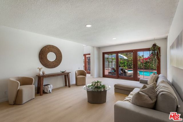 5136 Los Bonitos Way, Los Angeles CA: https://media.crmls.org/mediaz/c9f2da41-ea21-4c2c-be23-6a6177d73463.jpg