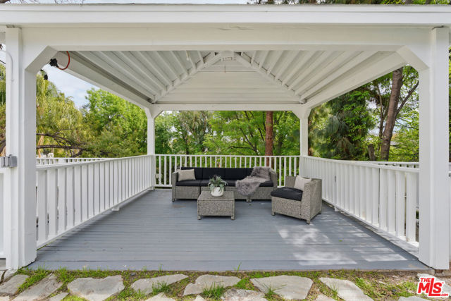 5220 Melvin Avenue, Tarzana CA: https://media.crmls.org/mediaz/c9f2fa2c-9323-46a4-bcce-3d58594fd8d4.jpg