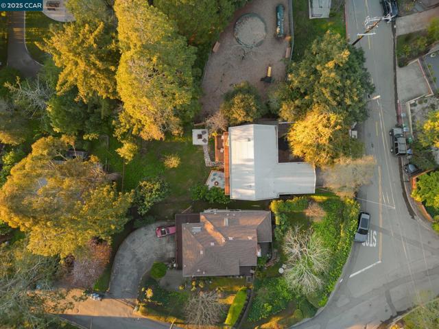 230 Fairlawn Dr, Berkeley CA: https://media.crmls.org/mediaz/c9f3a004-a444-4492-9219-42ee0c775d74.jpg