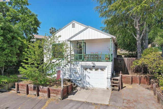 1101 Palm Avenue, Martinez CA: https://media.crmls.org/mediaz/c9f41c02-2448-4151-8913-be0f961b1051.jpg