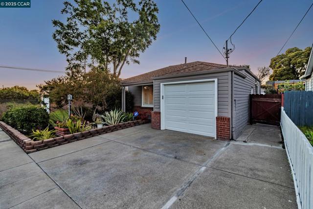 5411 Garvin Ave, Richmond CA: https://media.crmls.org/mediaz/c9f52a4c-0faa-4603-8915-f0d6a7c511d8.jpg